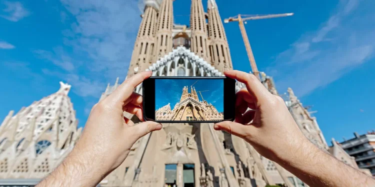 Barcelona criará ‘zona de selfies’ para aliviar caos turístico na Sagrada Família