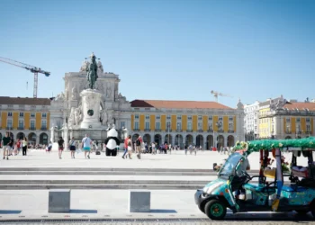 Circulação de ‘tuk tuk’ proibida a partir de hoje em 337 ruas de Lisboa