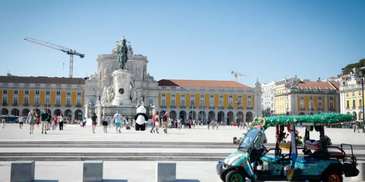 Circulação de ‘tuk tuk’ proibida a partir de hoje em 337 ruas de Lisboa