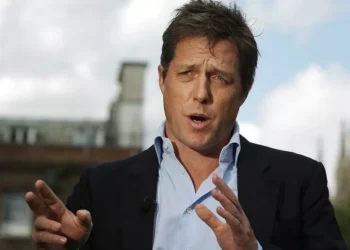 Hugh Grant lidera campanha para proibir ‘telas’ em salas de aula