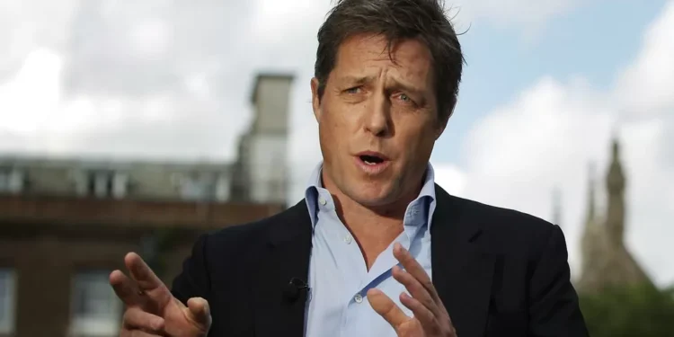Hugh Grant lidera campanha para proibir ‘telas’ em salas de aula