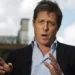 Hugh Grant lidera campanha para proibir ‘telas’ em salas de aula
