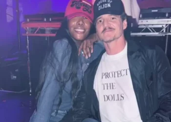 O real significado de camiseta ‘Protect the Dolls’, moda entre famosos