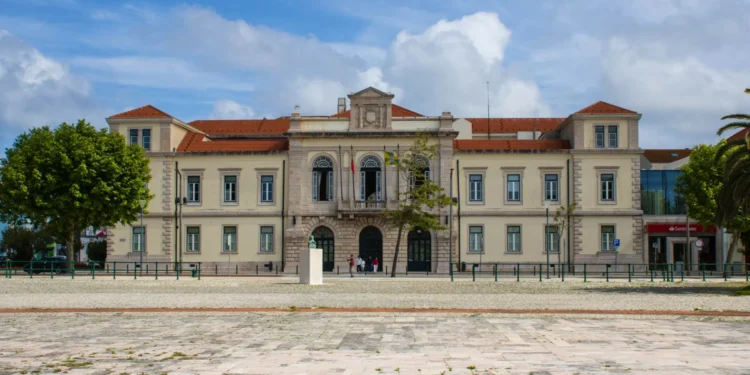 Figueira da Foz aprova contas de 2024 com saldo positivo de 369 mil euros