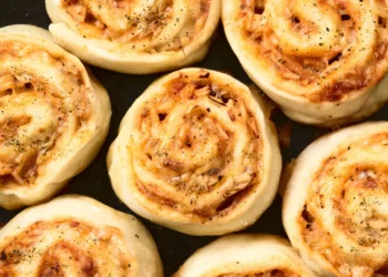 Poucos conseguem resistir a estes rolinhos de queijo e fiambre