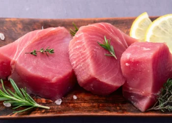 É um dos peixes com mais mercúrio. Será seguro comer atum?