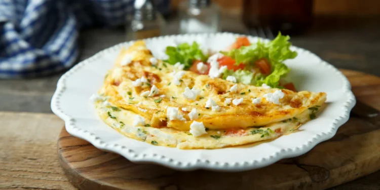 Procura um almoço rápido e delicioso? Experimente esta omelete ‘grega’