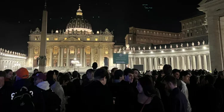 Velório do Papa Francisco prossegue durante a madrugada