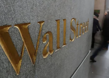Wall Street encerra sem rumo dividida entre ações defensivas e tecnológicas