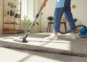 Costuma fazer isto enquanto aspira a sua casa? Tome cuidado