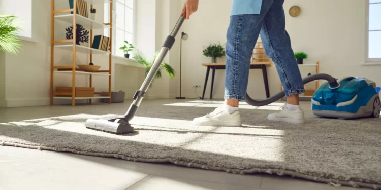 Costuma fazer isto enquanto aspira a sua casa? Tome cuidado