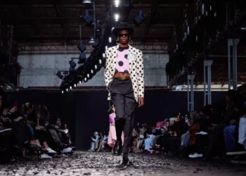 Marcas resgatam calça favorita de Princesa Diana e Kate Middleton e lançam como forte tendência fashion