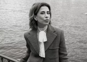 Ela ainda está ali: Fernanda Torres surge em desfile da Chanel ao lado de estrelas de Hollywood