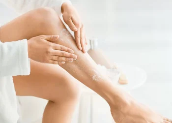 Afinal, devemos esfoliar a pele antes ou depois da depilação?