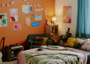 Gostava de ter o seu quarto mais arrumado? Siga estas cinco dicas