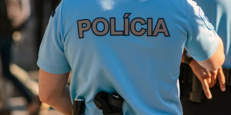 “Bastante alterado.” Mãe e filho detidos após atiçarem cão a PSP