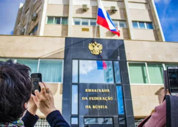 Dezenas gritam junto à Embaixada russa que “Fascismo é igual ao Russismo”