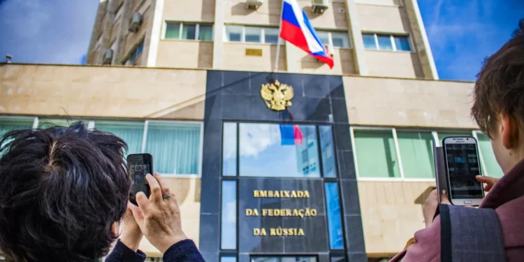 Dezenas gritam junto à Embaixada russa que “Fascismo é igual ao Russismo”