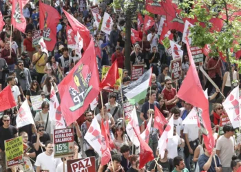 Milhares desfilam em Lisboa a exigir mais salário para habitação