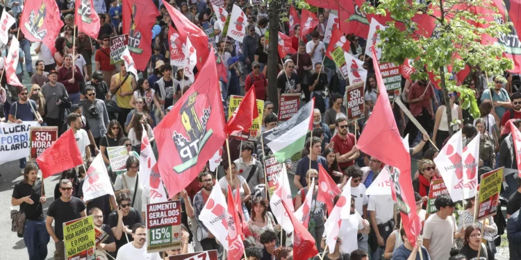 Milhares desfilam em Lisboa a exigir mais salário para habitação