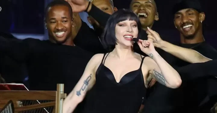 Diferentemente de Madonna, Lady Gaga dá as caras em ensaio e se emociona com público brasileiro