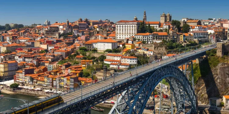 Buscas pelo jovem que saltou da ponte Luís I interrompidas ao pôr do sol