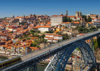 Buscas pelo jovem que saltou da ponte Luís I interrompidas ao pôr do sol