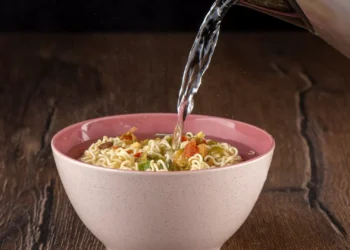 Se quer manter-se saudável, fique (bem) longe destes 10 alimentos