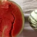 Cortou a melancia e está rachada por dentro? Saiba o que significa