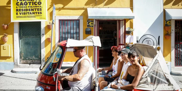 Associação de tuk-tuks avança com providência cautelar contra dísticos de estacionamento em Lisboa