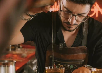 Chama-se Fernando Sousa e é o melhor bartender nacional do ano