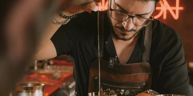 Chama-se Fernando Sousa e é o melhor bartender nacional do ano