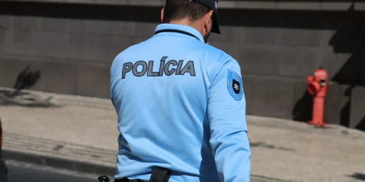 Homem lançou amoníaco contra mulher para a roubar em Setúbal