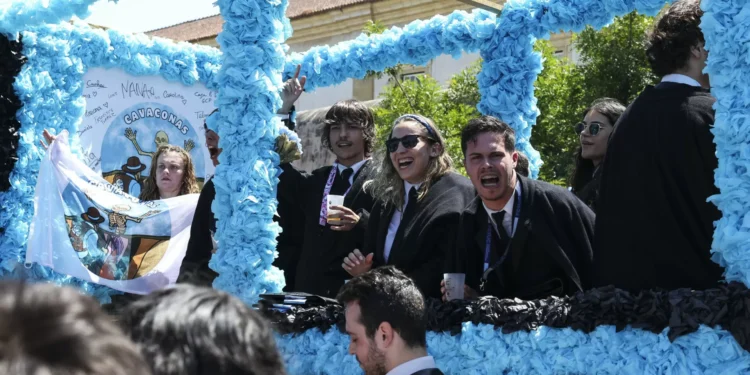 Queima das Fitas de Coimbra muito participado e com mensagens políticas