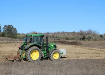 Homem de 75 anos morre após acidente enquanto efetuava trabalhos no trator em Chaves