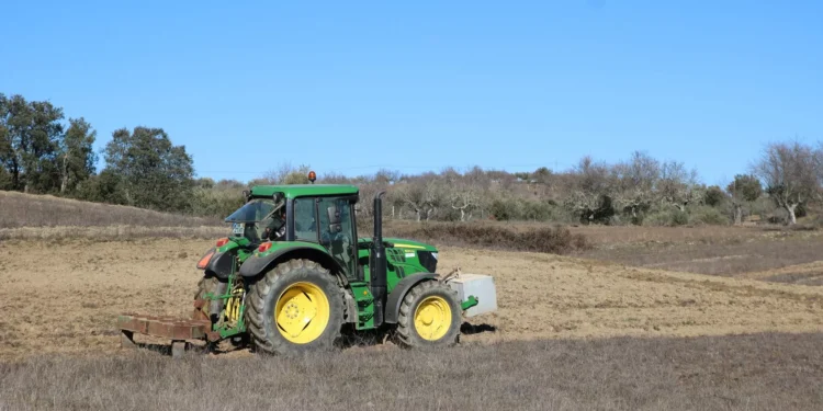 Homem de 75 anos morre após acidente enquanto efetuava trabalhos no trator em Chaves