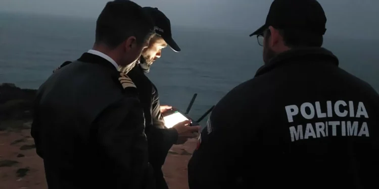 Navio mantém-se durante a noite nas buscas por crianças desaparecidas