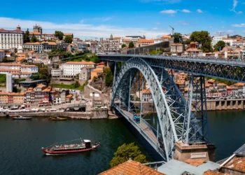 Buscas pelo jovem de 17 anos que desapareceu no rio Douro interrompidas