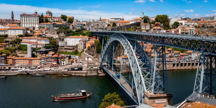 Buscas pelo jovem de 17 anos que desapareceu no rio Douro interrompidas