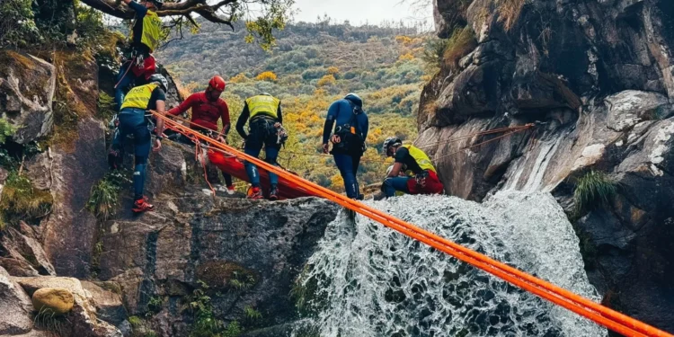 Resgate de praticante canoagem que caiu ao rio Carcerelha demorou 4 horas