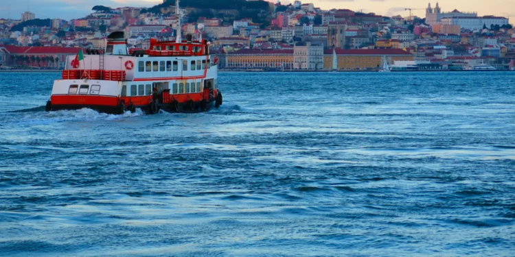 Seis feridos em acidente com embarcação da Transtejo