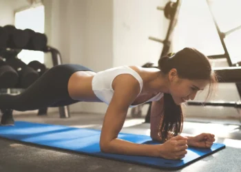 Diga-nos a sua idade, dir-lhe-emos quanto tempo devia aguentar em prancha