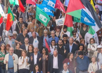 Foto do dia. Raimundo desce o Chiado confiante numa subida nos votos