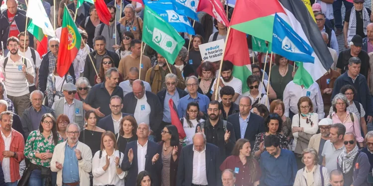 Foto do dia. Raimundo desce o Chiado confiante numa subida nos votos