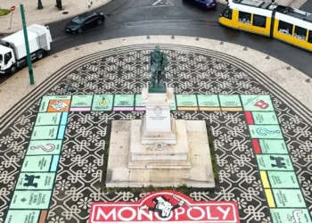 Bordalo II transforma praça de Lisboa em tabuleiro de Monopólio. Veja