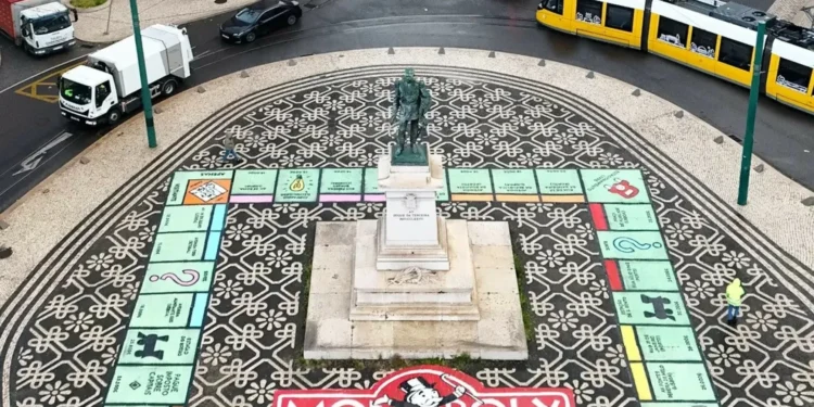 Bordalo II transforma praça de Lisboa em tabuleiro de Monopólio. Veja