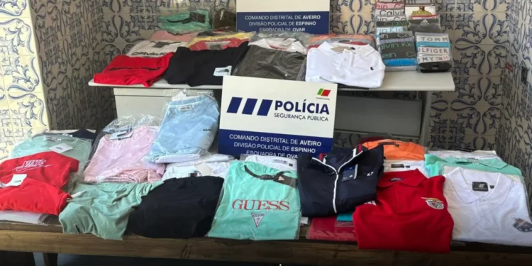 Dois detidos e 112 peças de roupa contrafeita apreendidas em Ovar