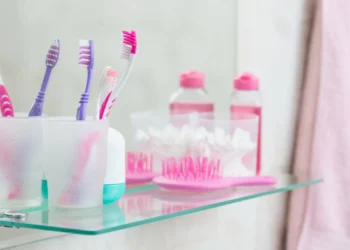 Tem prateleiras de vidro? Os erros que comete ao limpá-las