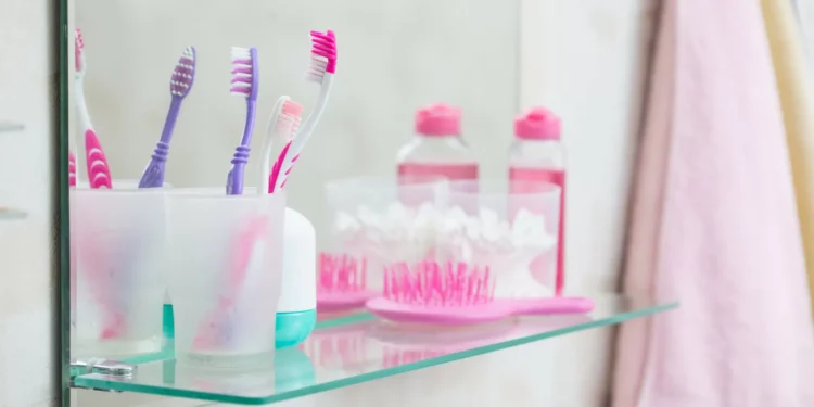 Tem prateleiras de vidro? Os erros que comete ao limpá-las