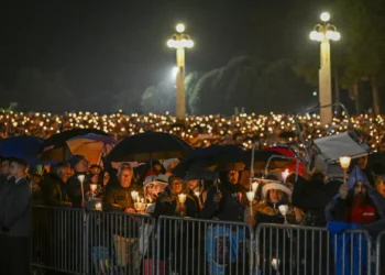 Fiéis voltaram a iluminar Fátima. As imagens da procissão das velas